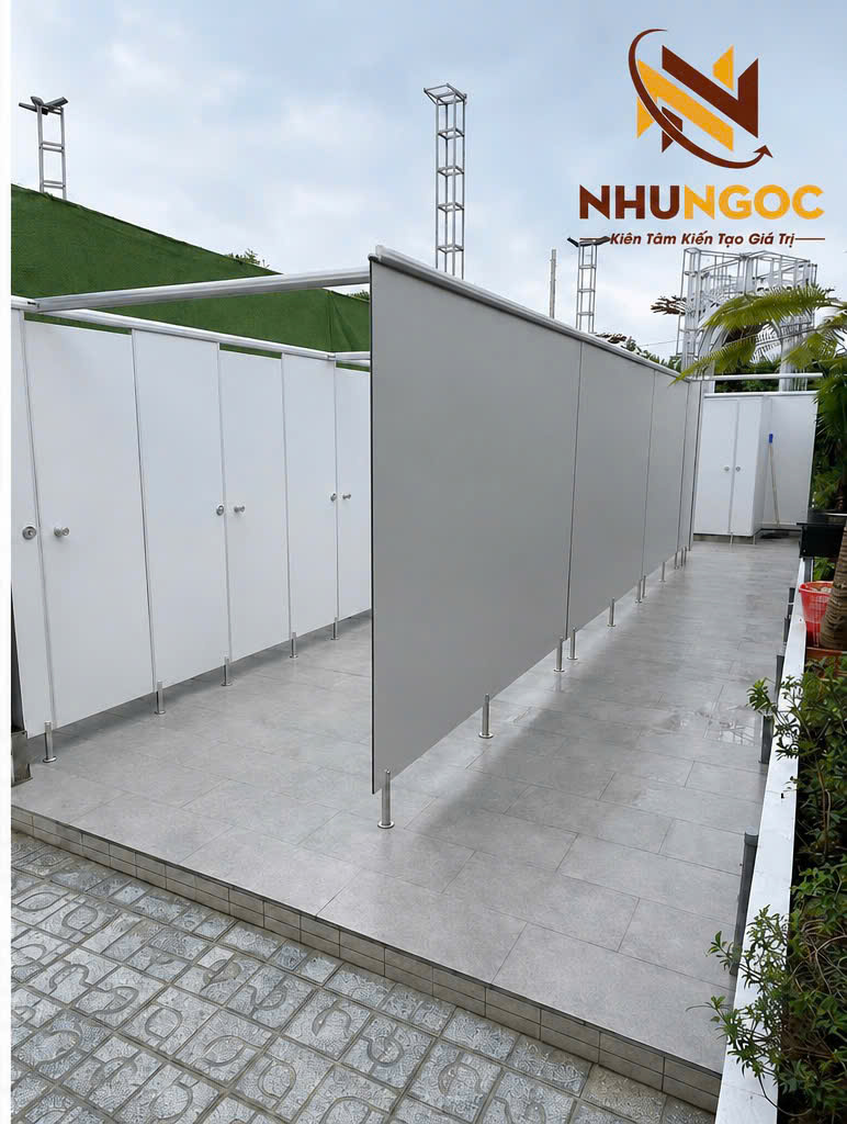 vách ngăn vệ sinh ngoài trời